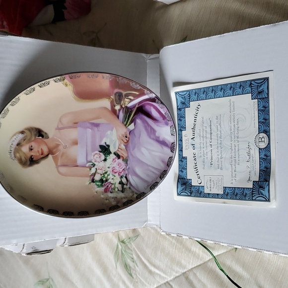 Bradford Exchange Diana Queen of Hearts collection. - Picture 4 of 4